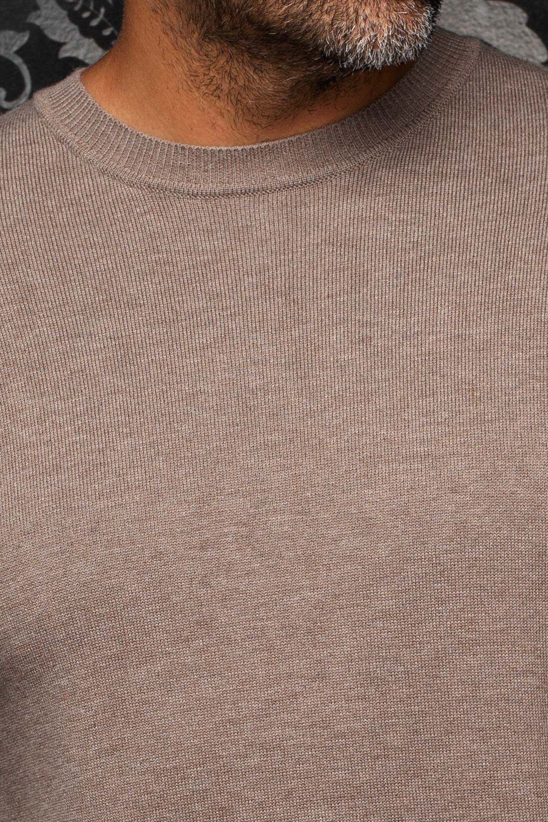 Chandail en cachemire en tricot taupe montrant le col rond côtelé et la maille fine pour homme par Au Noir, en gros plan