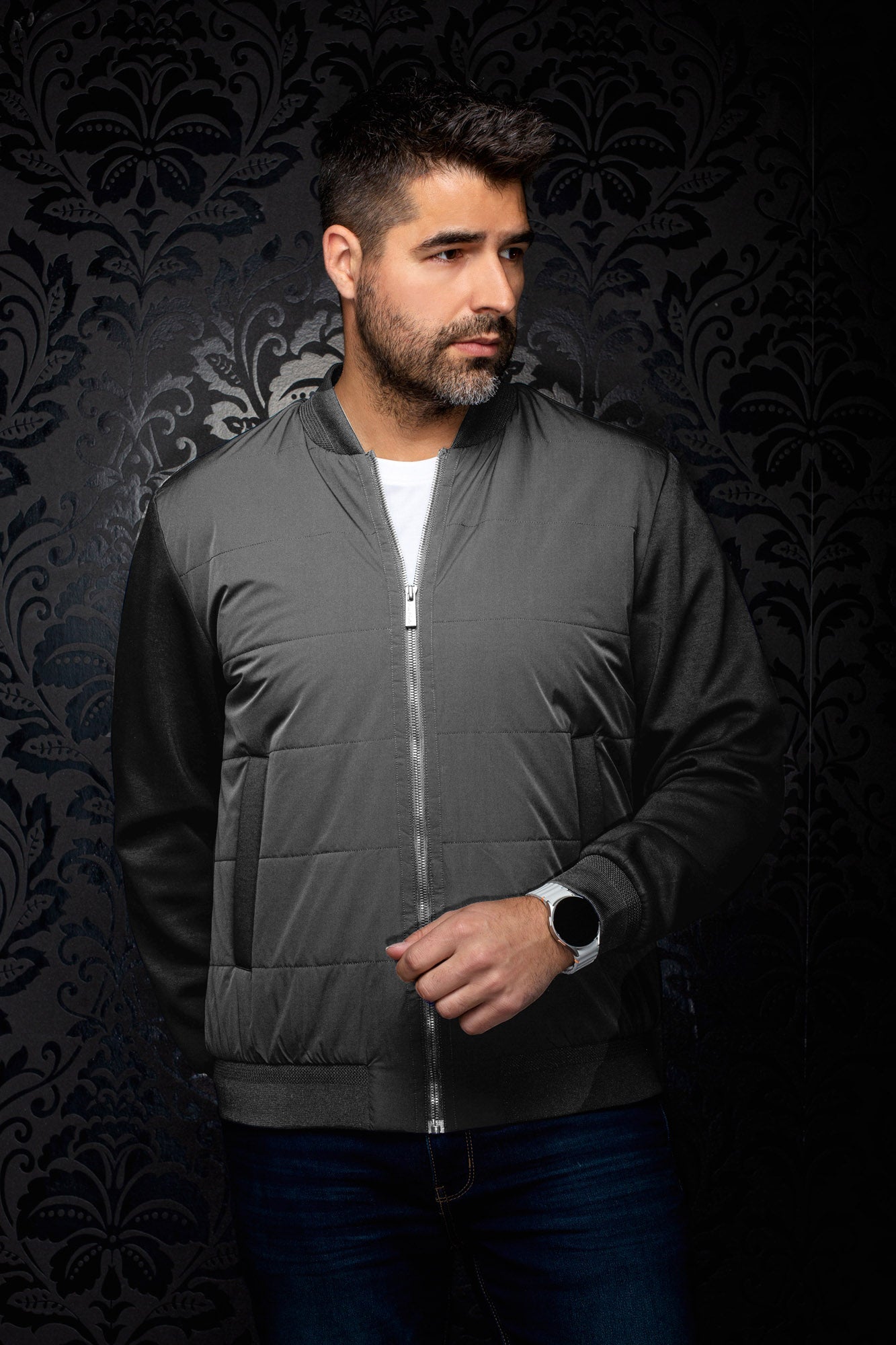 Coupe-vent mi-saison style bomber gris, vue de face sur mannequin pour homme par Au Noir