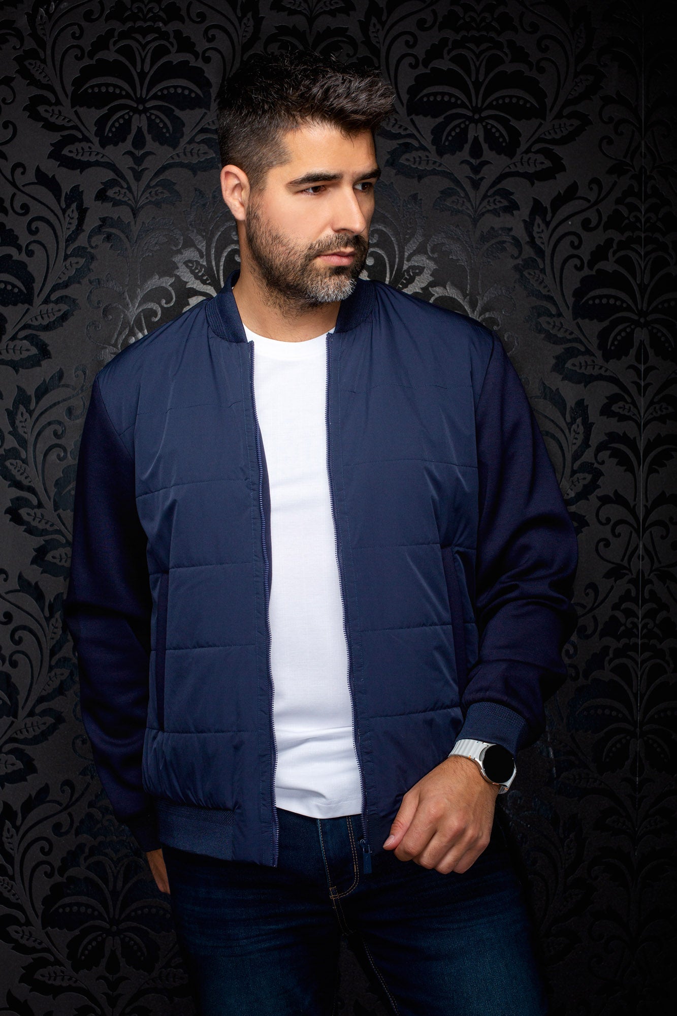 Coupe-vent mi-saison style bomber bleu marine, vue de face sur mannequin pour homme par Au Noir