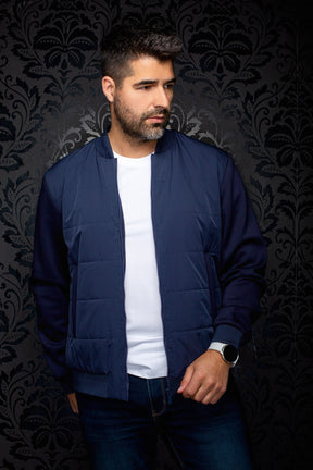 Coupe-vent mi-saison style bomber bleu marine, vue de face sur mannequin pour homme par Au Noir