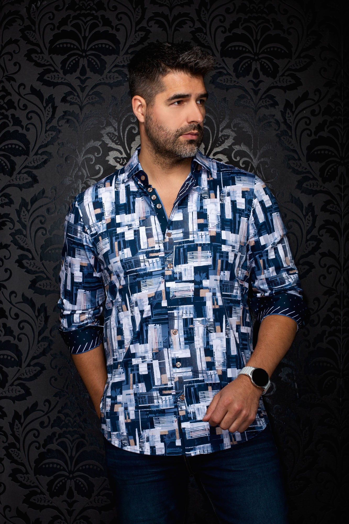 Chemise boutonnée bleu marine à motif géométrique sur mannequin, vue de cote pour homme par Au Noir