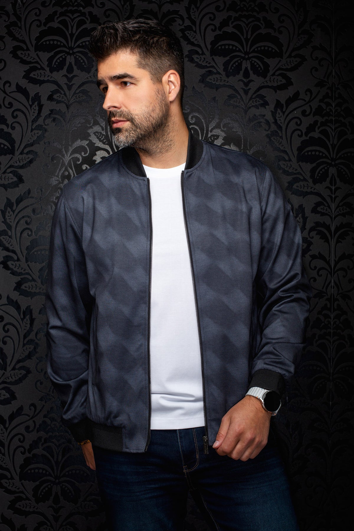 Coupe-vent mi-saison style bomber bomber bleu marine foncé vue de face avec col pour homme par Au Noir