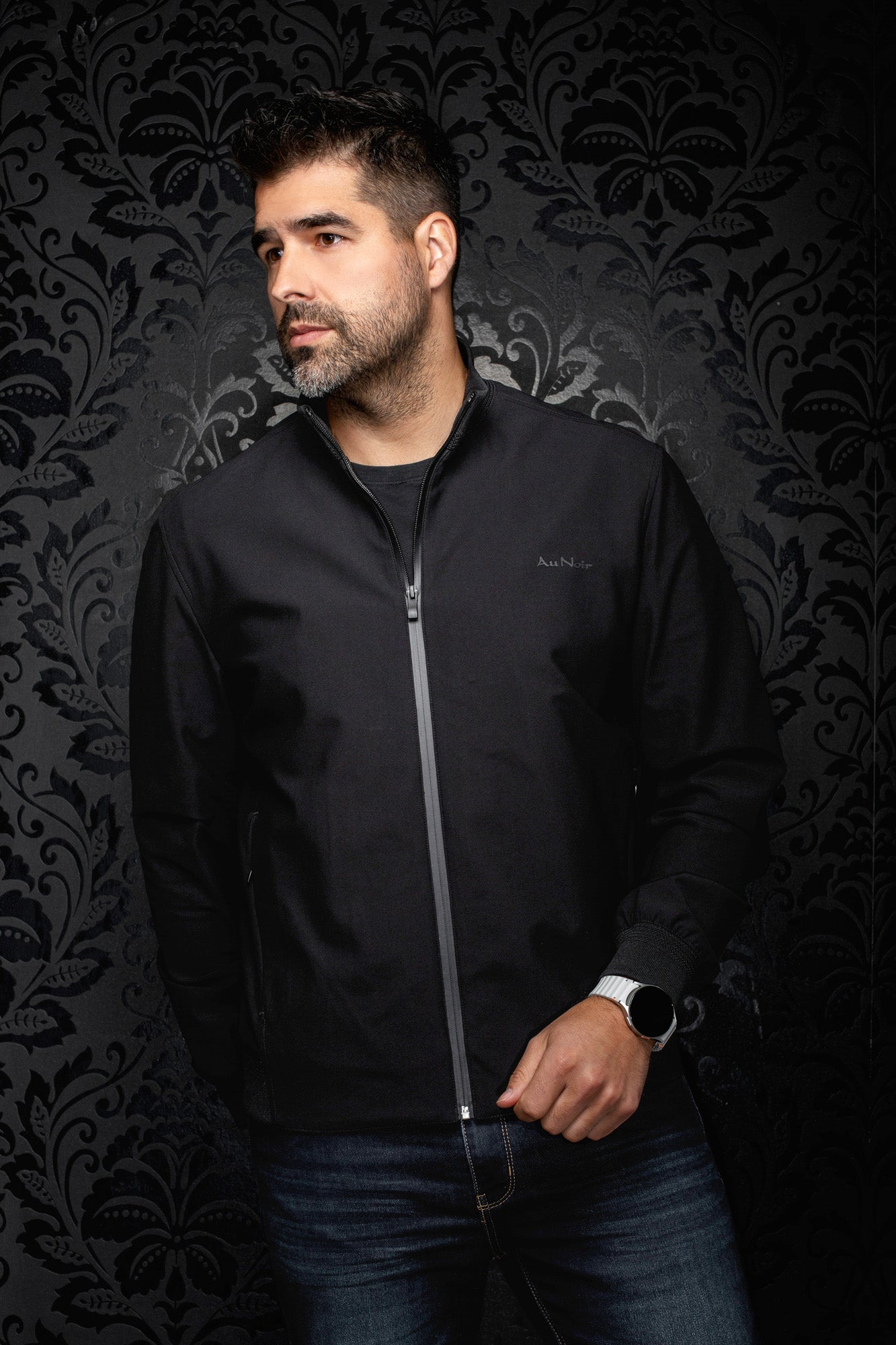 Coupe-vent mi-saison style bomber bomber noire fermée avec col et poignets côtelés pour homme par Au Noir, vue de face