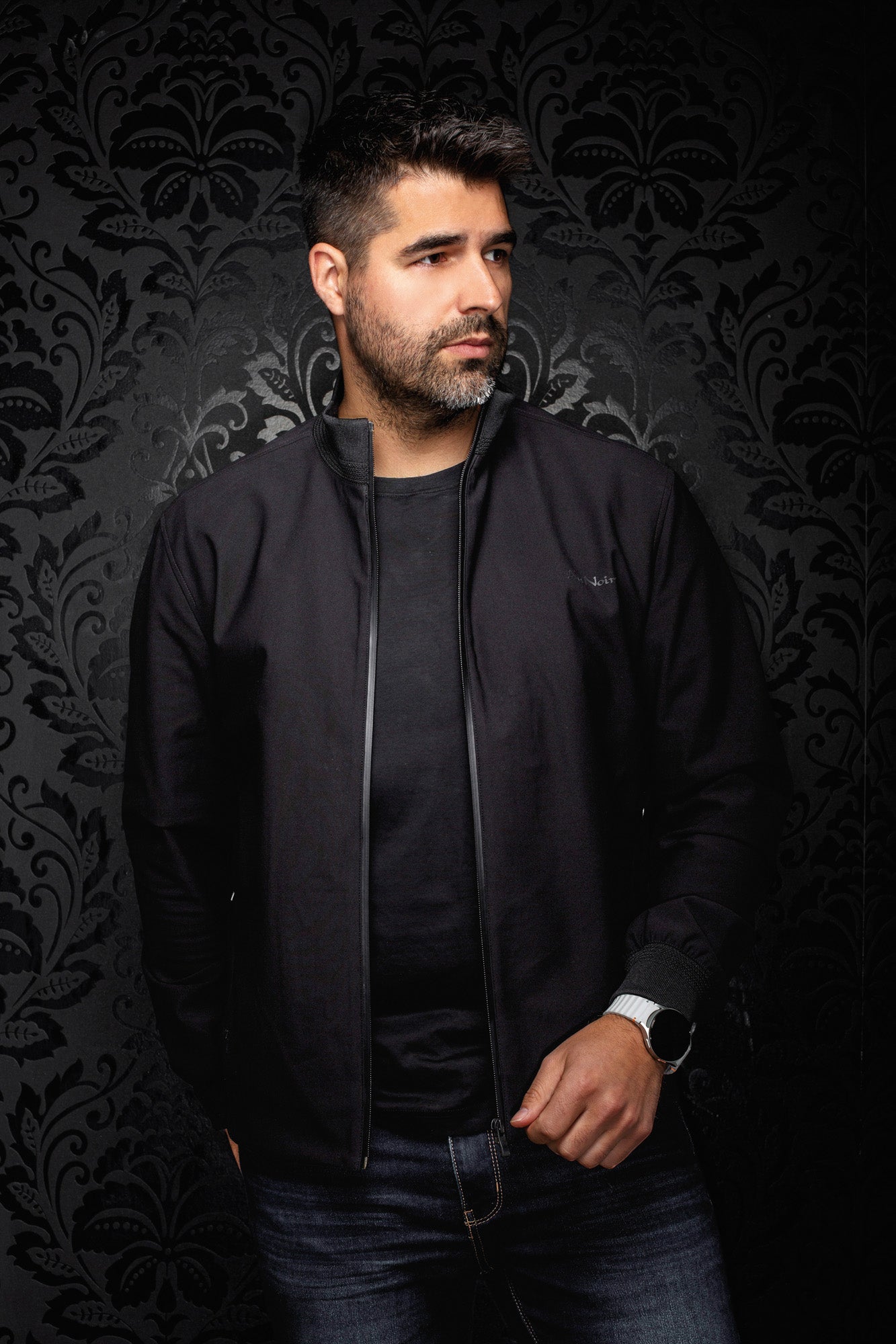 Coupe-vent mi-saison style bomber bomber noire ouverte avec col montant côtelé pour homme par Au Noir, vue de face