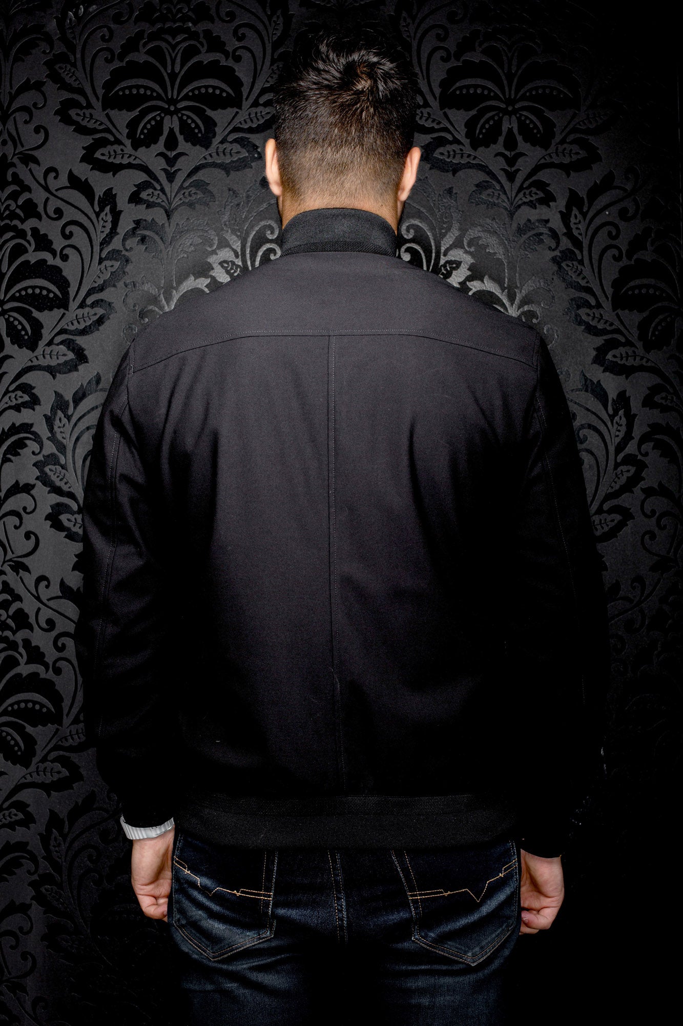 Vue arrière d’un coupe-vent mi-saison style bomber bomber noire avec col et bande côtelée pour homme par Au Noir