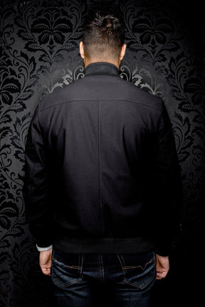 Vue arrière d’un coupe-vent mi-saison style bomber bomber noire avec col et bande côtelée pour homme par Au Noir