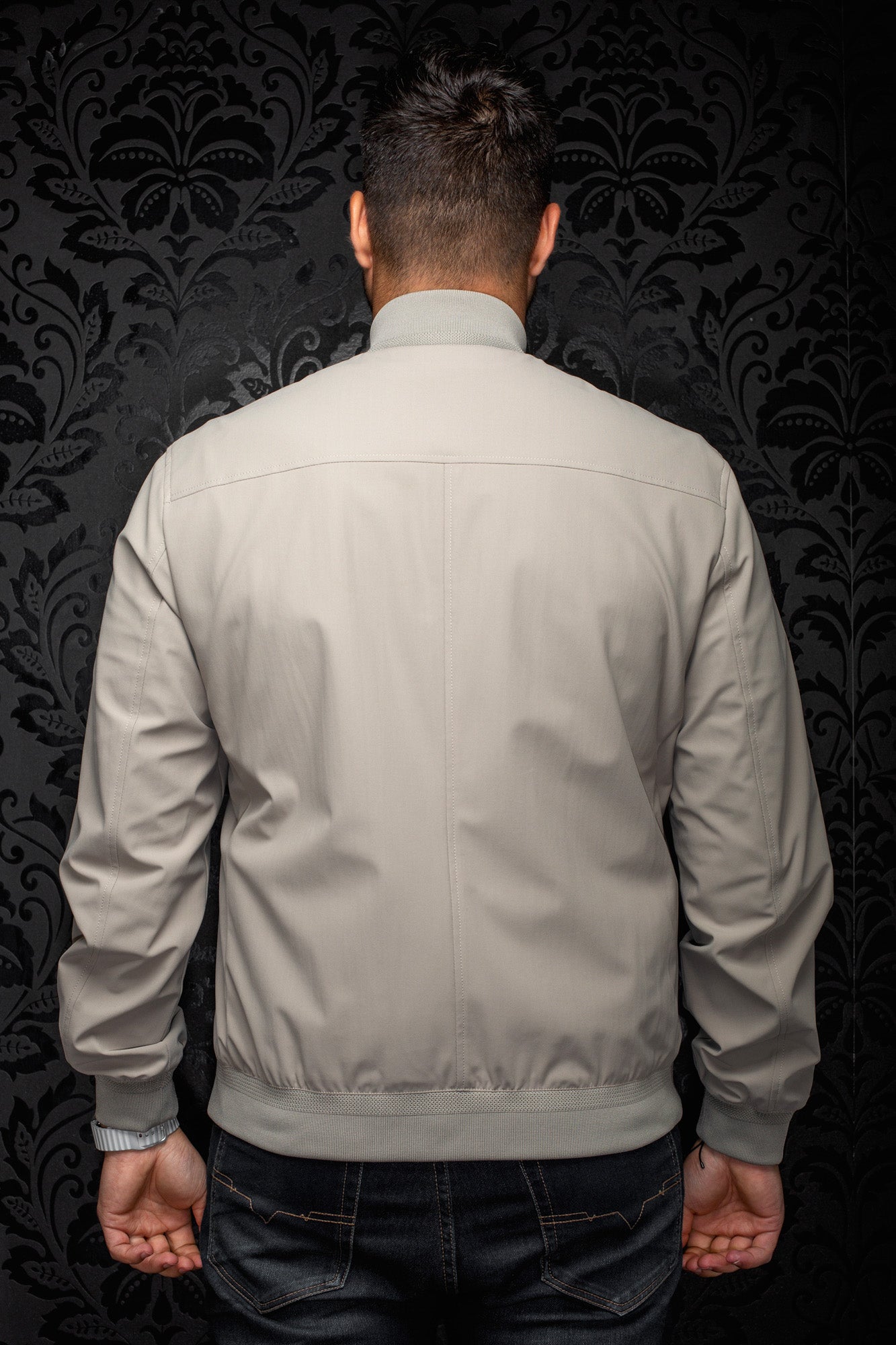 Coupe-vent mi-saison style bomber gris, vue de dos sur mannequin pour homme par Au Noir