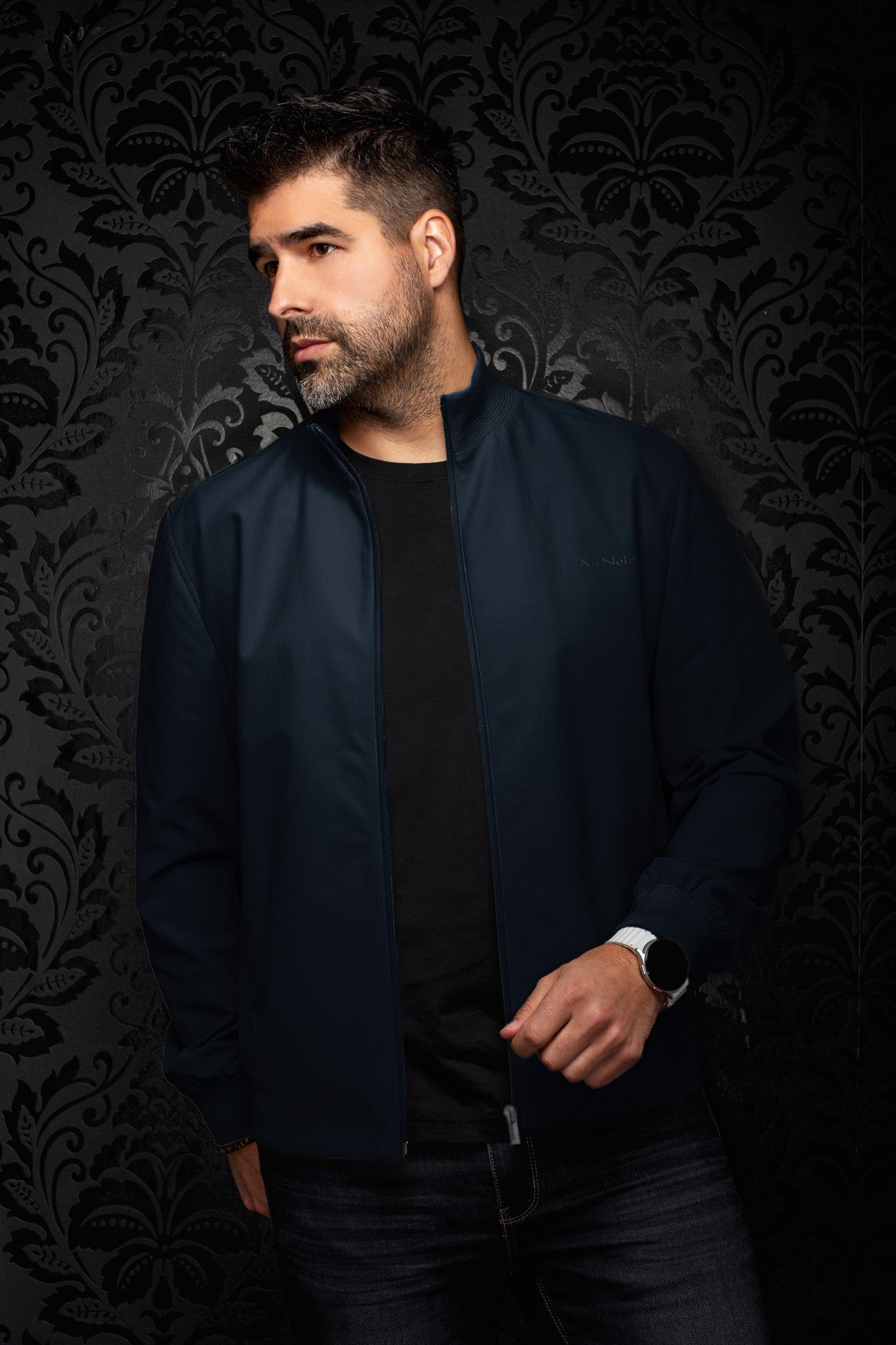 Coupe-vent mi-saison style bomber bleu marine, vue de face sur mannequin pour homme par Au Noir