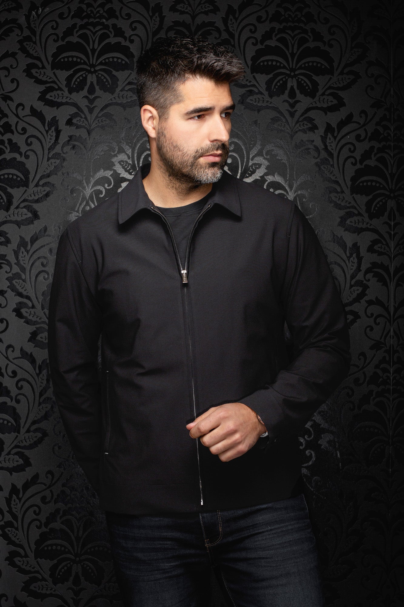 Coupe-vent mi-saison style bomber noire zippé avec col pointu et manches longues pour homme par Au Noir, vue de face