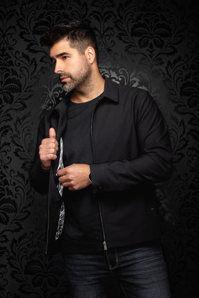 Vue en angle d’un coupe-vent mi-saison style bomber noire zippé ouverte pour homme par Au Noir