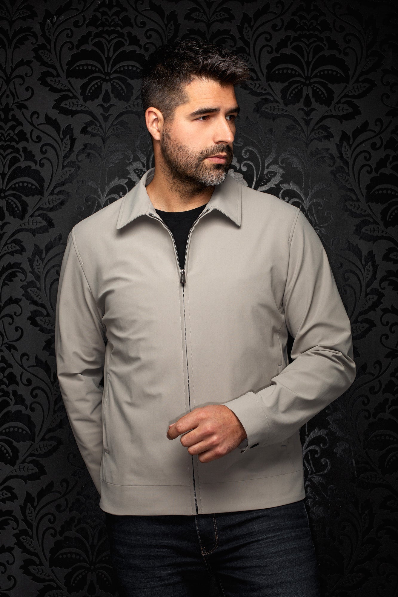 Coupe-vent mi-saison style bomber grise pâle vue de face avec col pointu et glissière métal pour homme par Au Noir