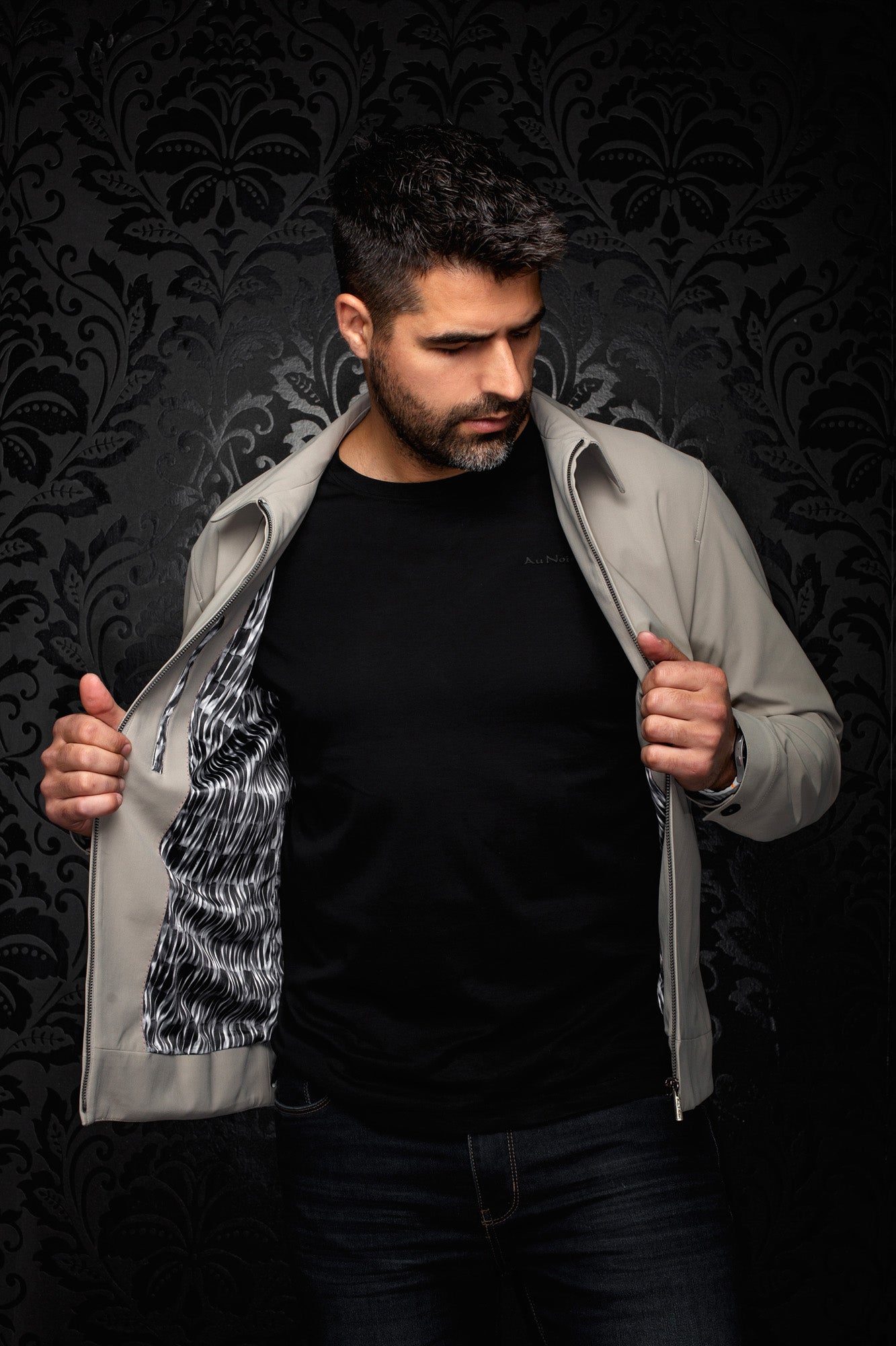 Coupe-vent mi-saison style bomber grise pâle ouverte avec doublure ondulée noir et blanc pour homme par Au Noir, détail