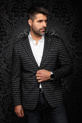 Veston à carreaux noir et gris avec revers crantés et poche poitrine pour homme par Au Noir, vue de face sur mannequin
