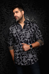 Chemise noire boutonnée à motif botanique blanc et poignets roulés à motif pour homme par Au Noir, vue de face