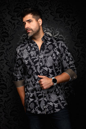 Chemise noire boutonnée à motif botanique blanc et poignets roulés à motif pour homme par Au Noir, vue de face
