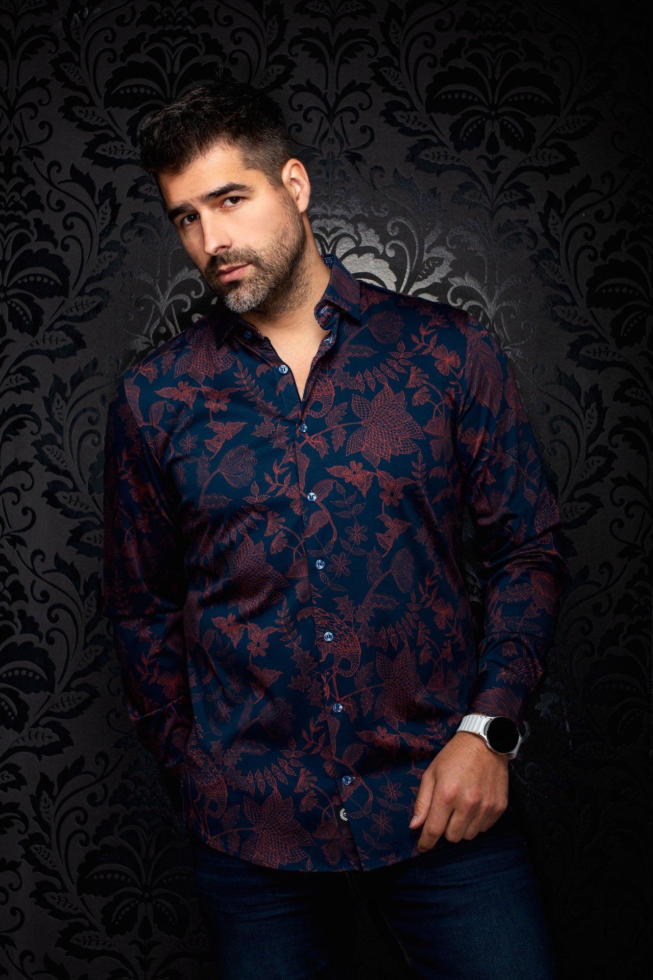 Chemise bleu marine à fleurs bourgogne, col classique et manches longues pour homme par Au Noir, vue de face