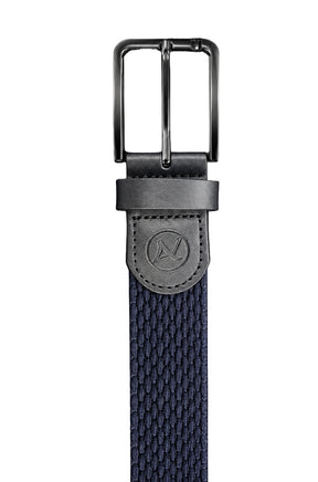 Détail de boucle noire sur ceinture tressée bleu marine avec patte en cuir embossée pour homme par Au Noir
