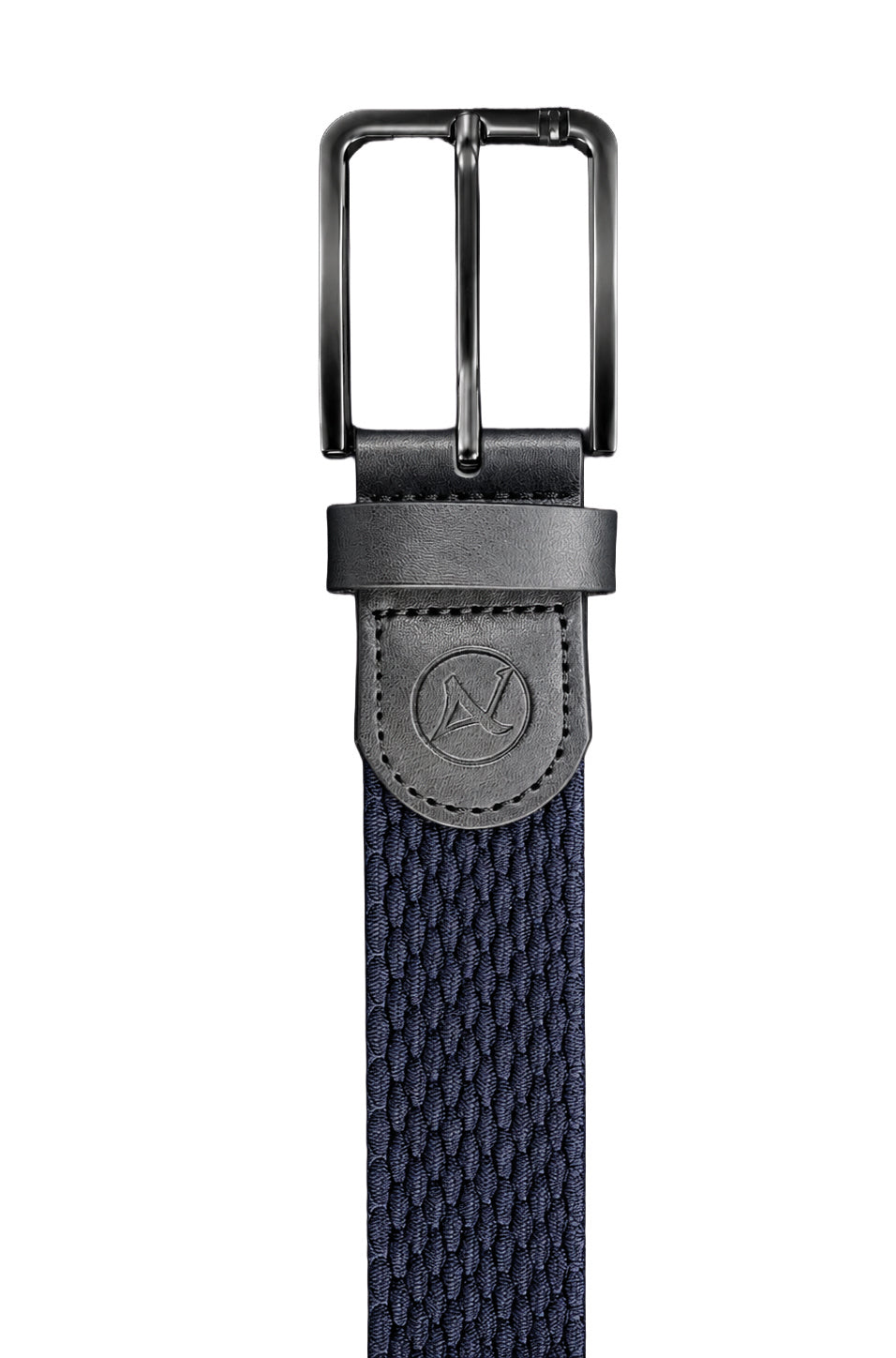 Détail de boucle noire sur ceinture tressée bleu marine avec patte en cuir embossée pour homme par Au Noir