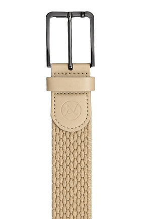 Détail de ceinture tressée beige avec boucle noire et écusson à logo embossé pour homme par Au Noir