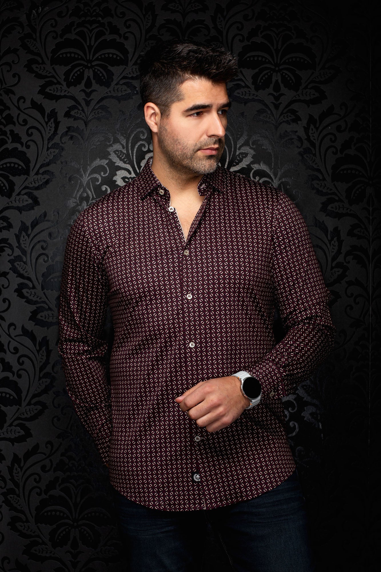 Vue de face d’une chemise bourgogne à motif géométrique, manches longues et boutons pâles pour homme par Au Noir
