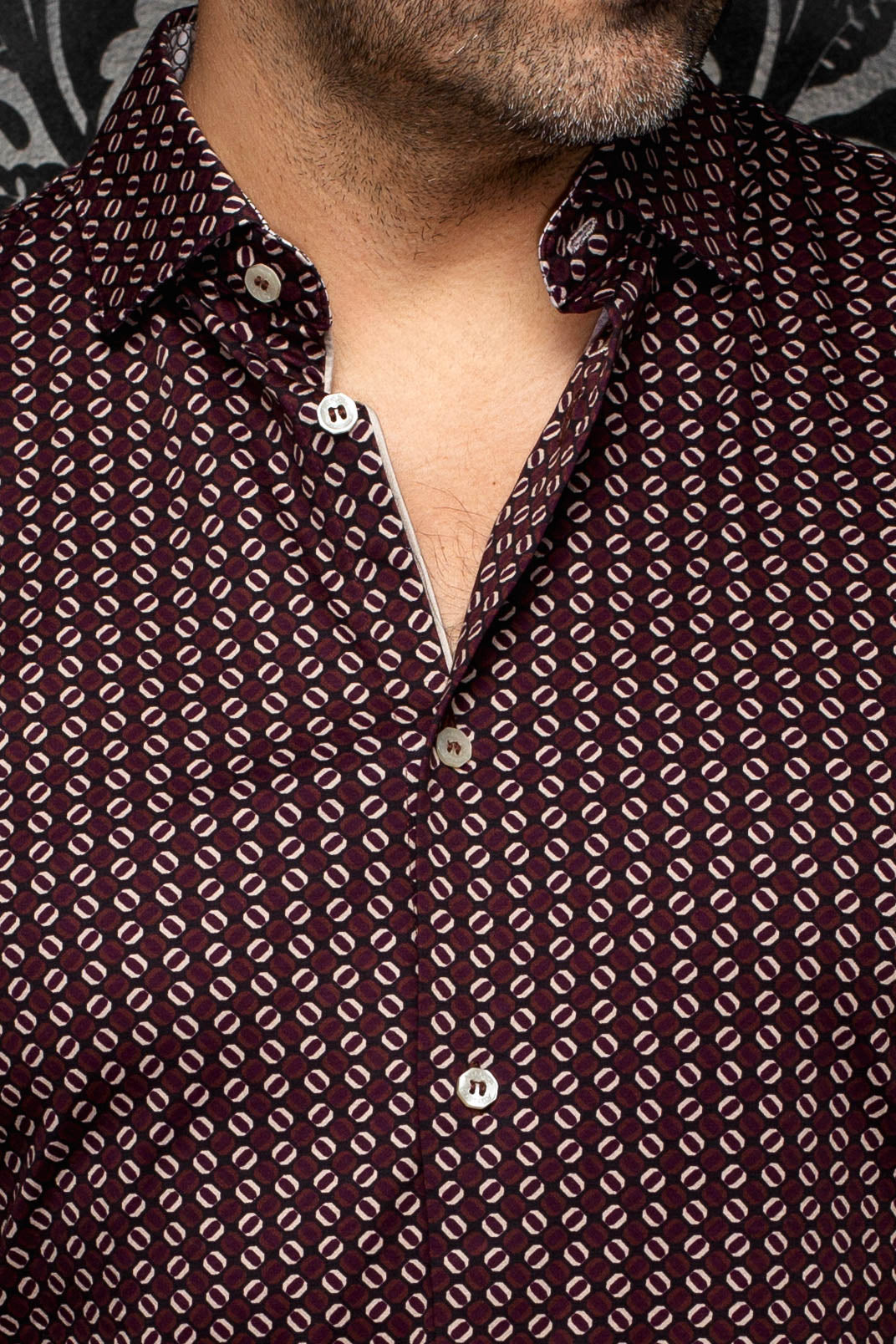 Col, de la patte, des boutons pâles et bordure contrastante de la chemise pour homme par Au Noir, en gros plan