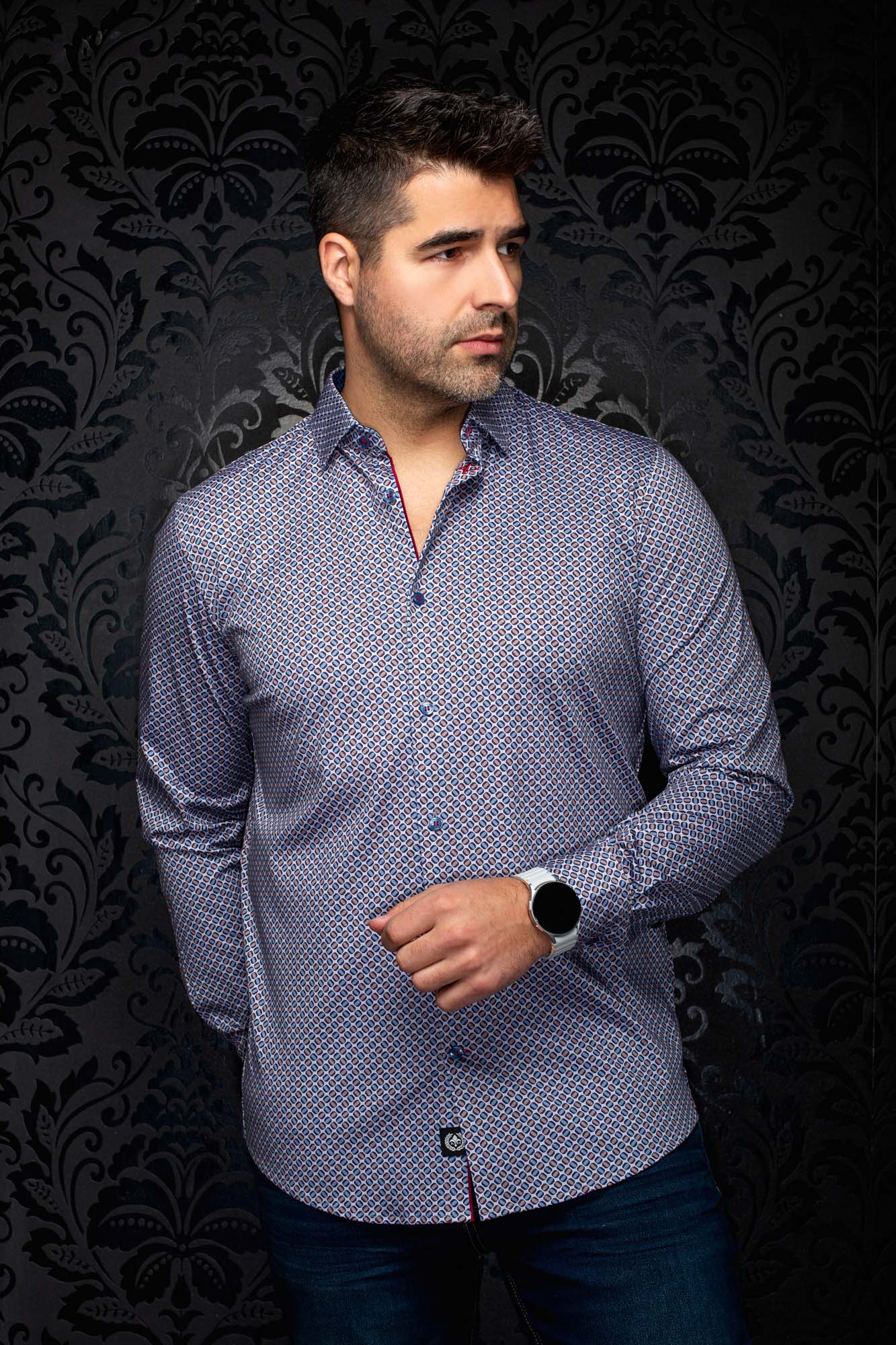 Chemise bleue à motif géométrique, col ouvert et accents bourgogne pour homme par Au Noir, vue de face