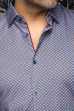 Gros plan d’une chemise bleue à motif géométrique bourgogne, col boutonné et passepoil rouge pour homme par Au Noir