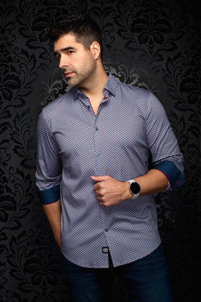 Vue anglée d’une chemise bleue à motif géométrique, manches roulées et revers contrastés, vue de cote pour homme par Au Noir