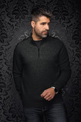 Chandail en cachemire noir en tricot texturée à demi-glissière, vue de face sur mannequin pour homme par Au Noir