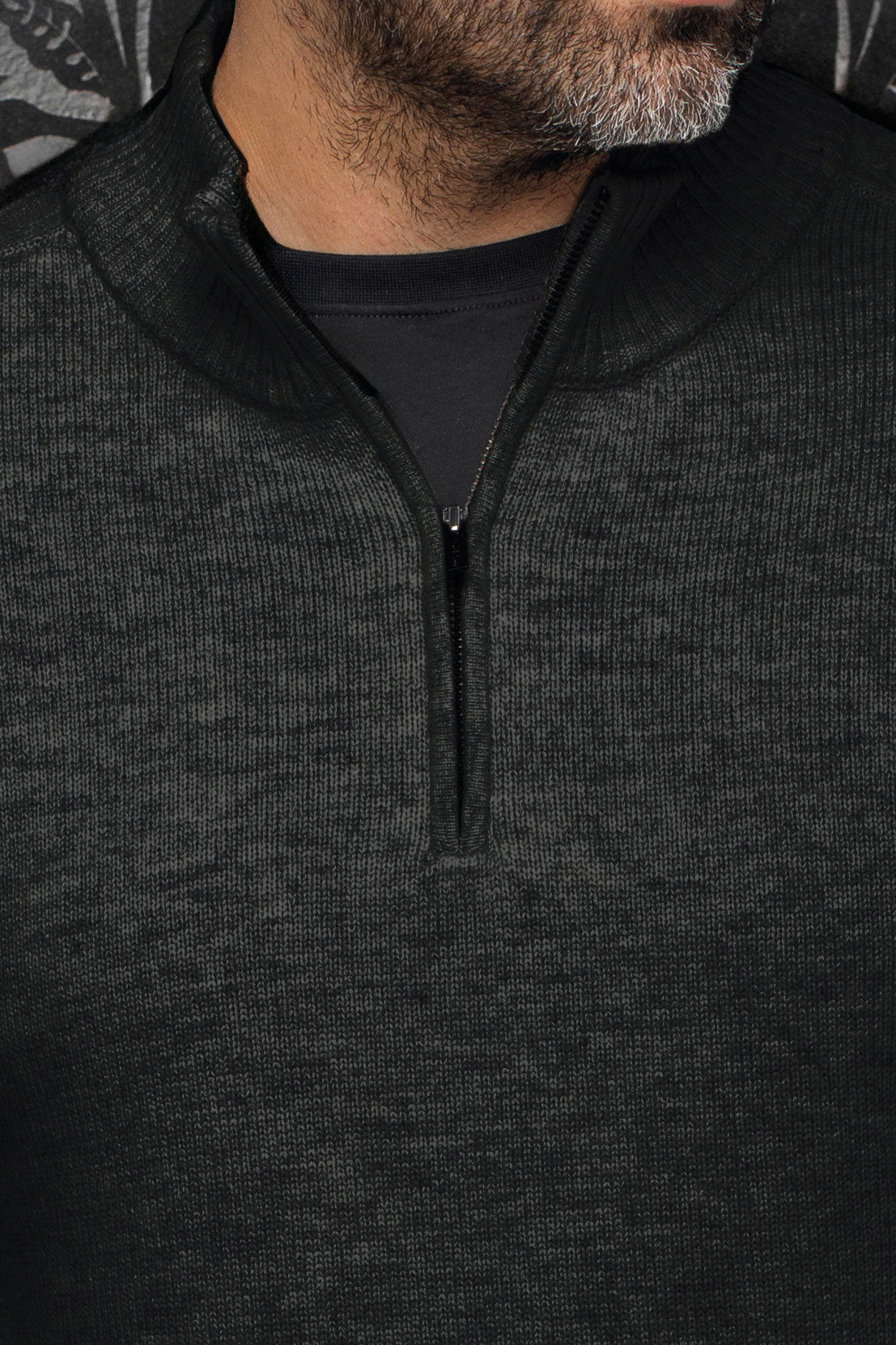 Chandail en cachemire en tricot noir texturée avec col montant et courte glissière pour homme par Au Noir, en gros plan