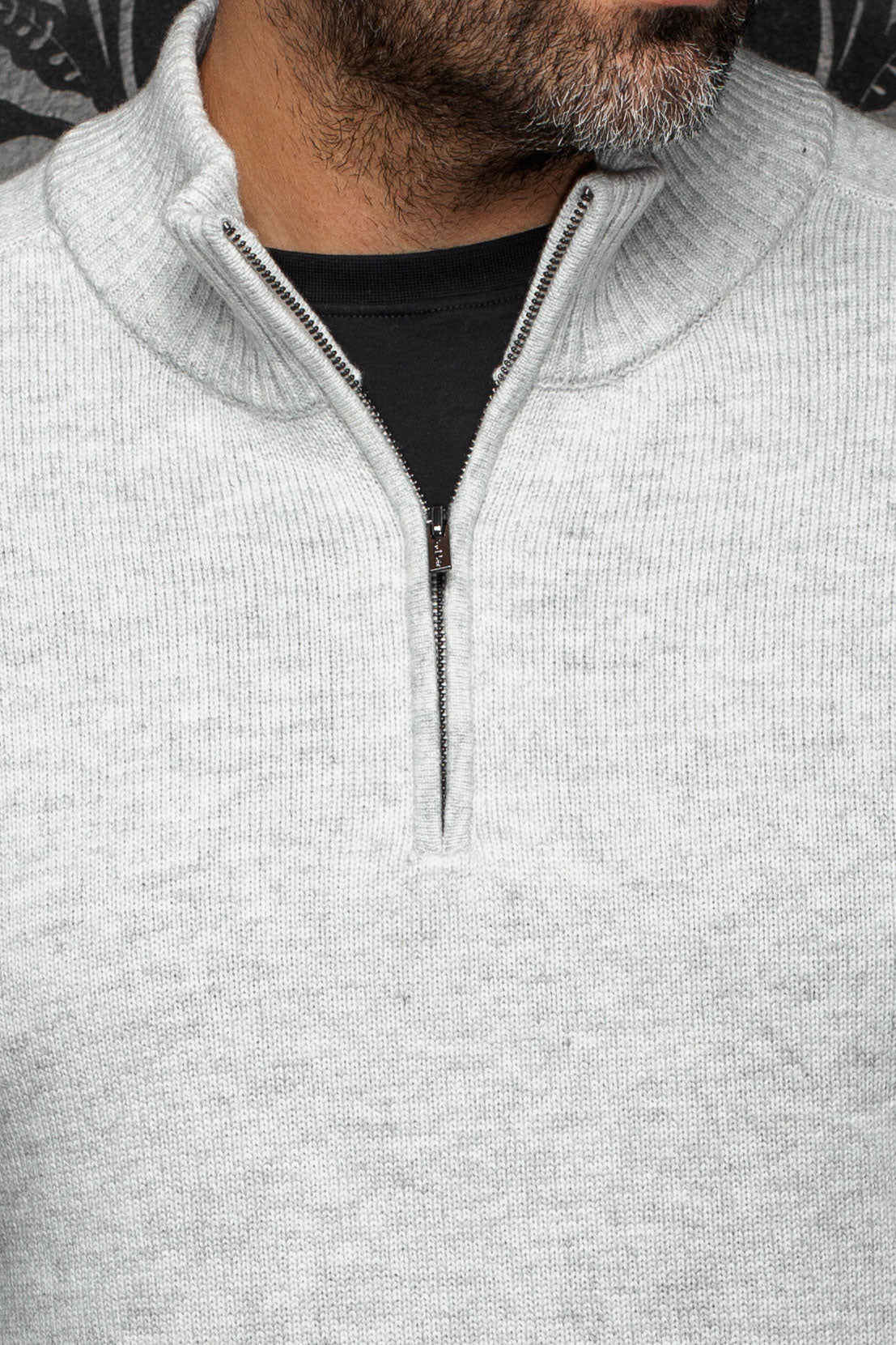 Chandail en cachemire gris pour homme par Au Noir, détail