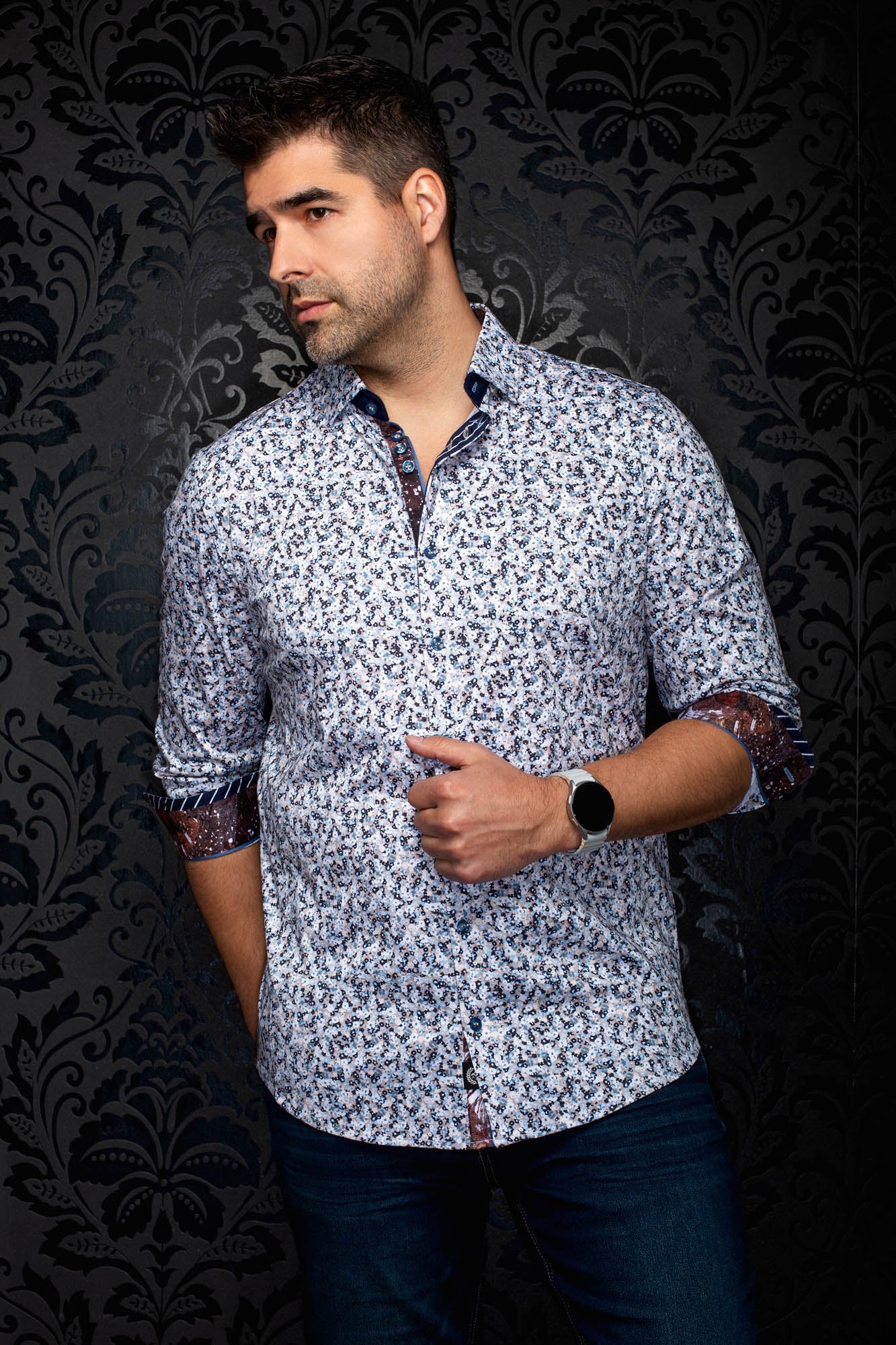 Vue avant en angle d’une chemise blanche à fleurs, manches roulées et revers bourgogne pour homme par Au Noir