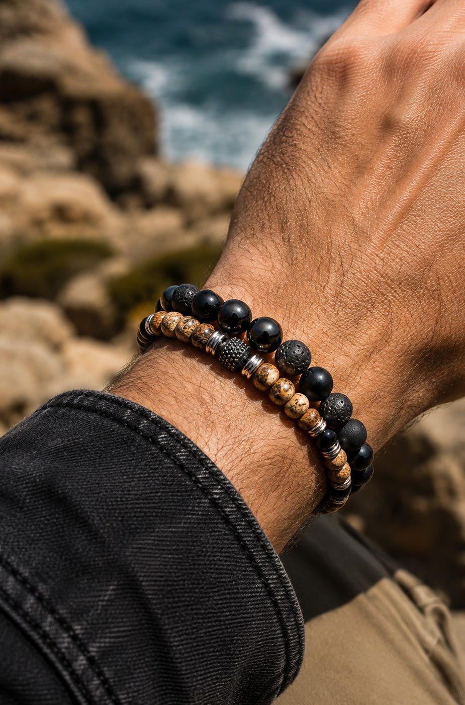Bracelet à billes brun et noir au poignet avec espaceurs argentés et bille texturée pour homme par Au Noir, détail
