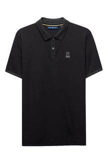 Polo noir isolé de face avec logo lapin brodé à la poitrine, patte surpiqués et col pour homme par Psycho Bunny