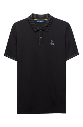 Polo noir isolé de face avec logo lapin brodé à la poitrine, patte surpiqués et col pour homme par Psycho Bunny
