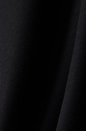 Tissu noir du polo avec une couture foncée et une texture tricot fine pour homme par Psycho Bunny, en gros plan
