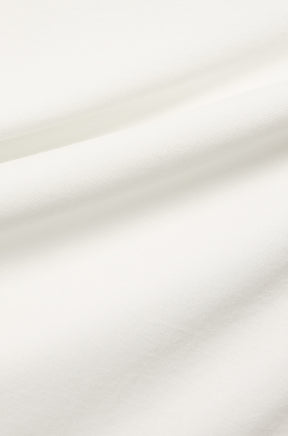 Gros plan du T-Shirt manches longues blanc cassé lisse avec plis doux et tissu tricoté pour homme par Psycho Bunny