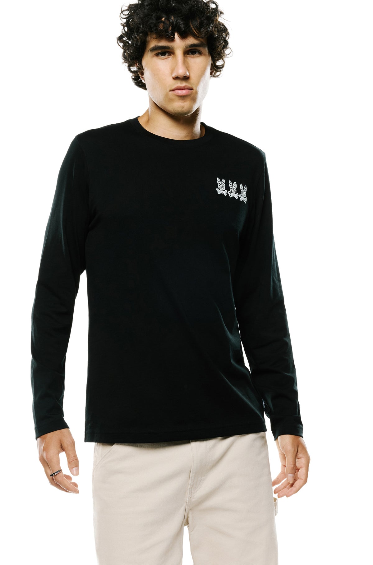 Vue avant sur modèle du T-Shirt noir à manches longues avec petit triple logo lapin blanc pour homme par Psycho Bunny