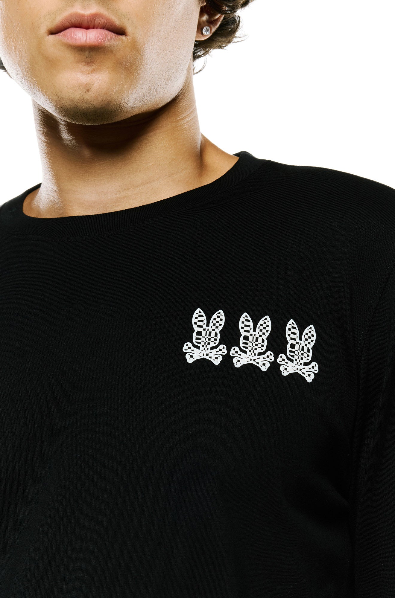 Détail avant du T-Shirt noir à manches longues avec trois logos lapin blancs et col côtelé pour homme par Psycho Bunny