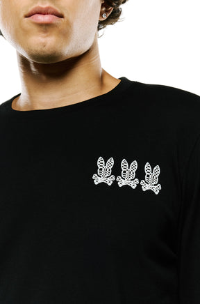 Détail avant du T-Shirt noir à manches longues avec trois logos lapin blancs et col côtelé pour homme par Psycho Bunny