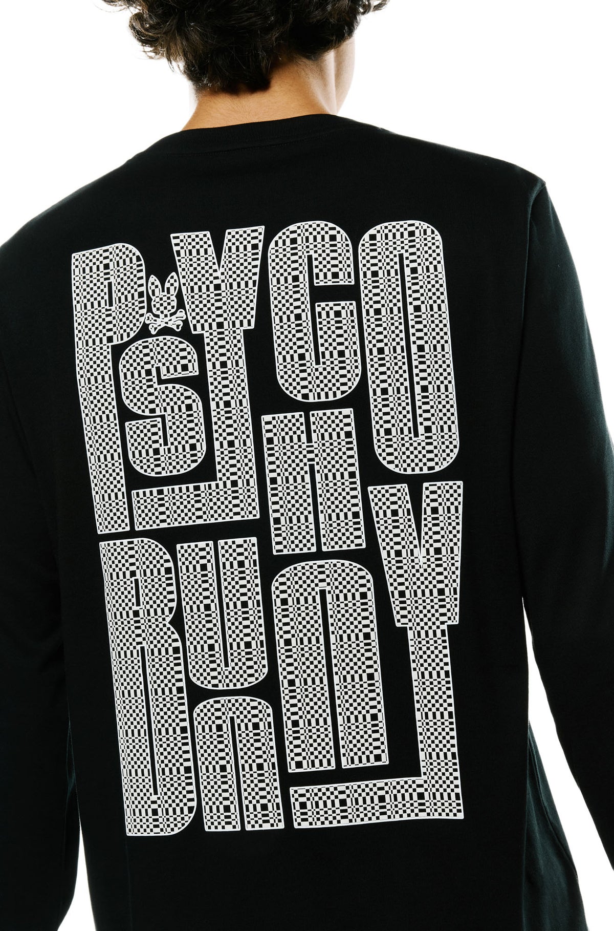Vue arrière rapprochée du T-Shirt noir à manches longues avec grand graphique blanc à damier pour homme par Psycho Bunny