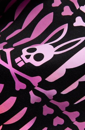 Gros plan du T-Shirt rose avec os sur le tissu noir du T-Shirt, crâne et graphique Psycho Bunny pour homme