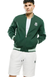 Vue avant sur mannequin du jacket bomber verte zippé avec écusson lapin et bords rayés pour homme par Psycho Bunny