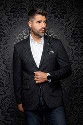 Veston gris charbon texturé avec revers crantés, poches à rabat et épinglette pour homme par Au Noir, vue de face