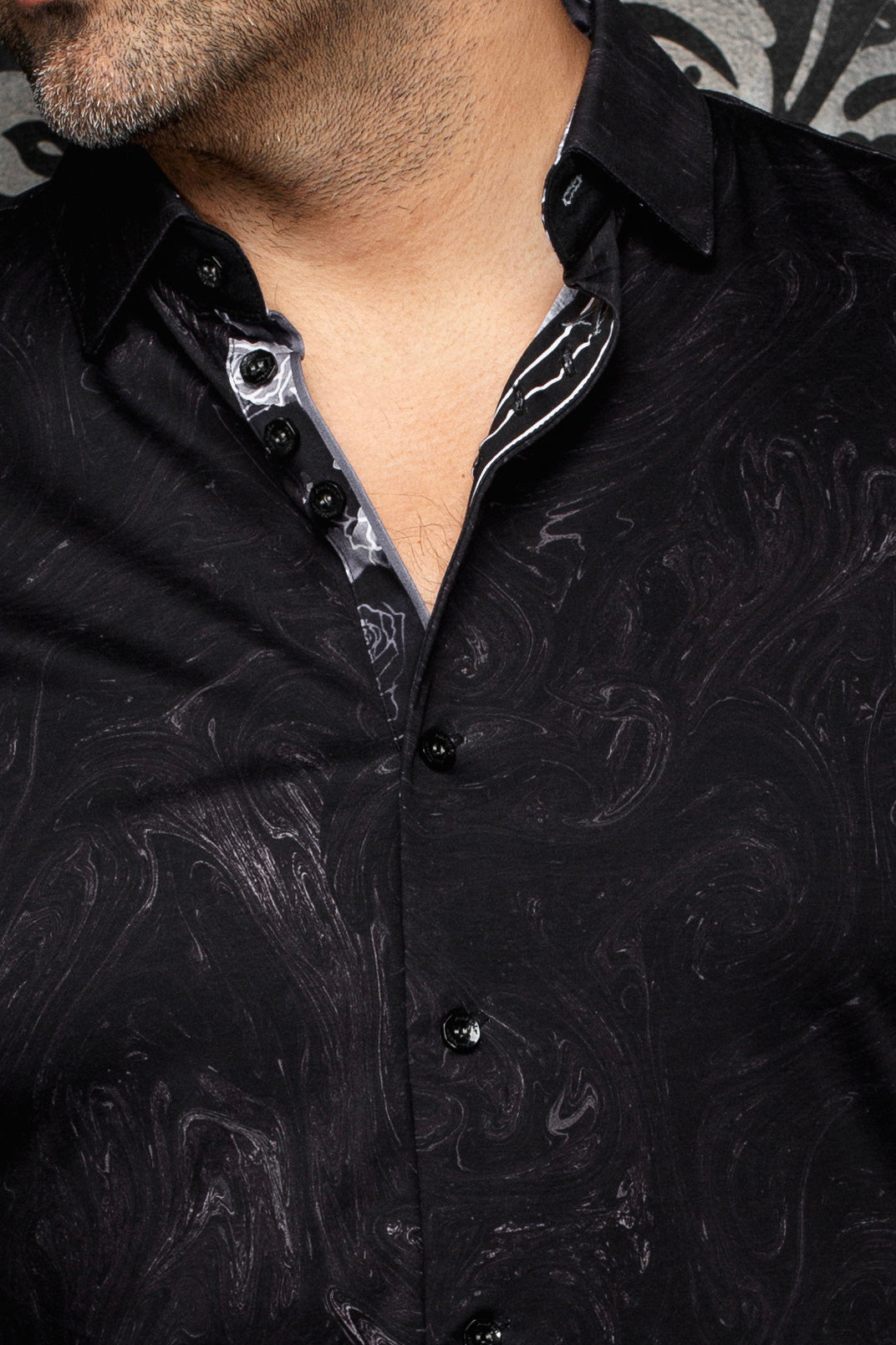 Col de chemise noire à motif cachemire avec patte intérieure gris et blanc pour homme par Au Noir, en gros plan