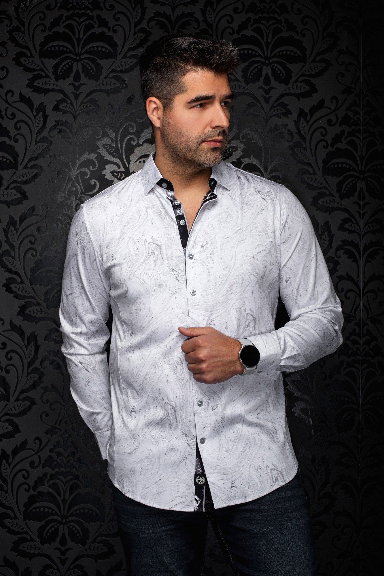 Chemise blanche à motif marbré gris, boutons clairs et patte intérieure noire pour homme par Au Noir, vue de face