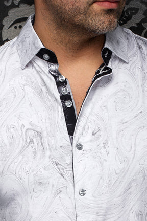 Col de chemise blanche marbré, boutons clairs et patte intérieure noire pour homme par Au Noir, en gros plan