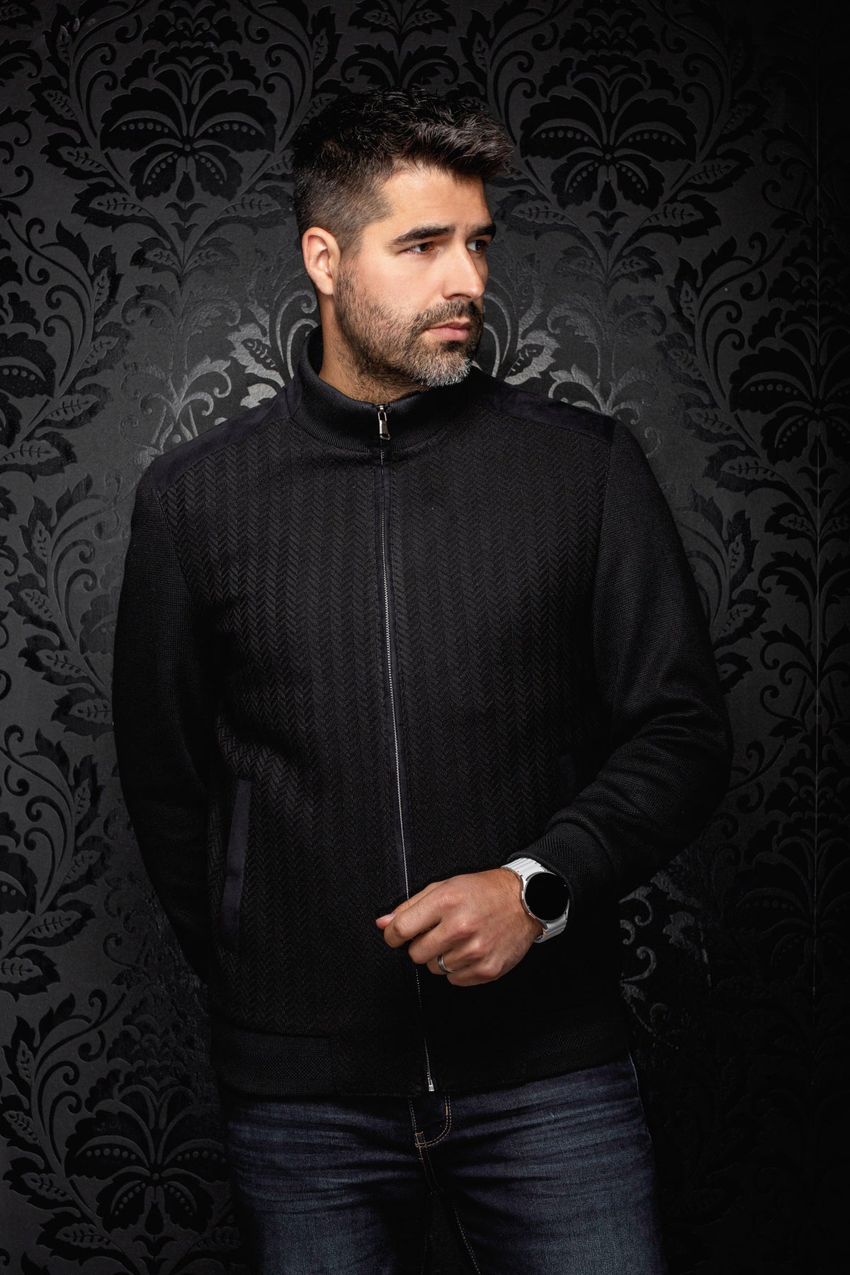 Coupe-vent mi-saison style bomber bomber noire zippé, col montant, vue de face sur mannequin pour homme par Au Noir