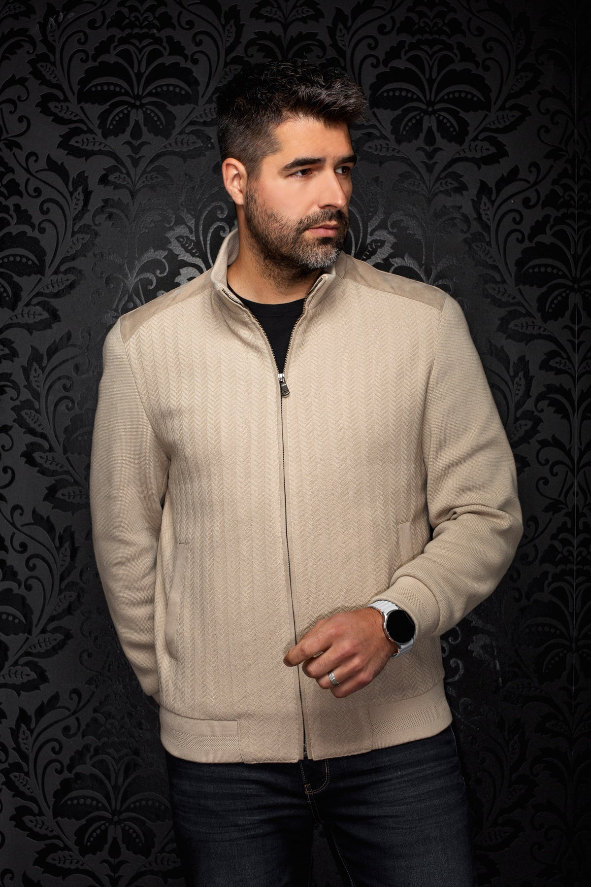 Coupe-vent mi-saison style bomber bomber beige zippé sur mannequin, vue de face avec col montant pour homme par Au Noir