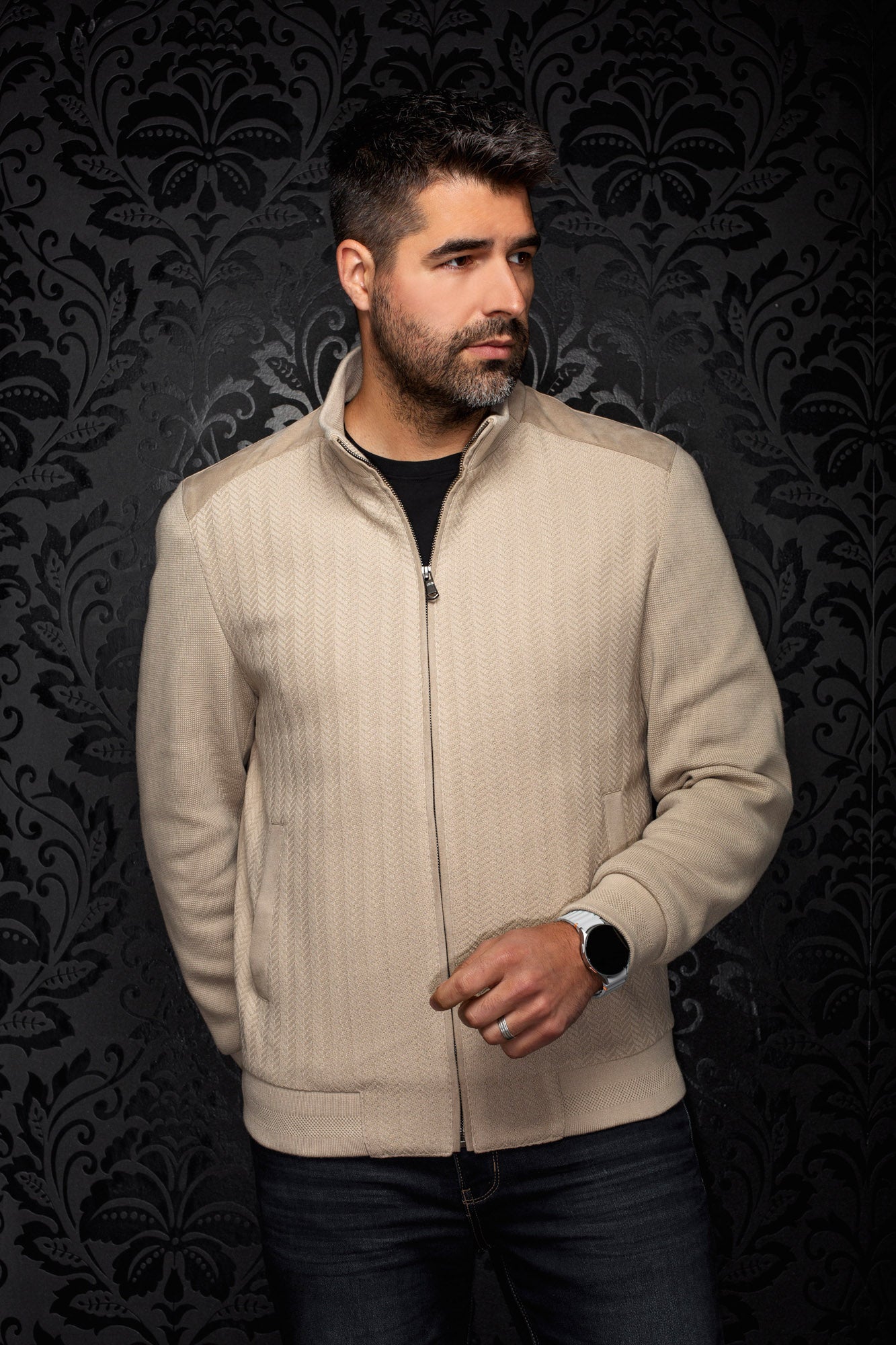 Coupe-vent mi-saison style bomber bomber beige zippé sur mannequin, vue de face avec col montant pour homme par Au Noir